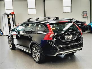 2016 Volvo V60 - Thumbnail