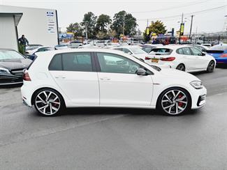 2017 Volkswagen Golf - Thumbnail