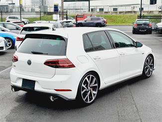 2017 Volkswagen Golf - Thumbnail